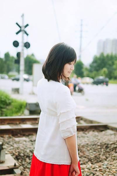 森系伤感意境美女图片 难过的只是回忆