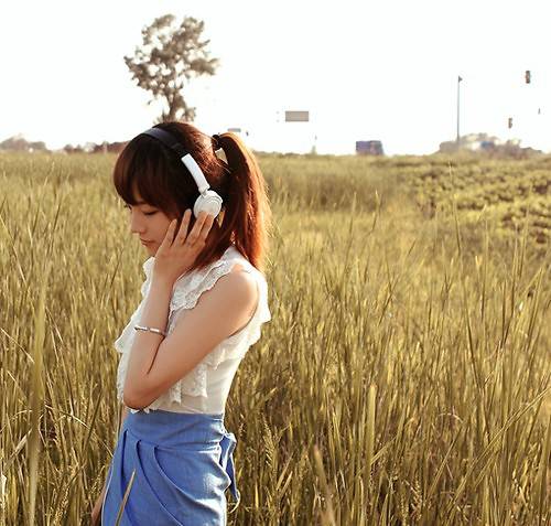 森系伤感意境美女图片 难过的只是回忆