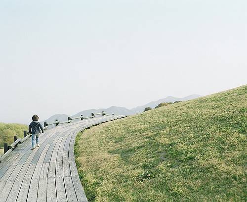 可爱萌小男生唯美背影图片