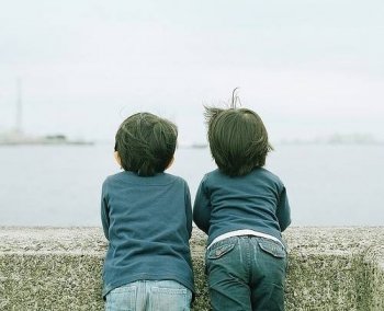 可爱萌小男生唯美背影图片