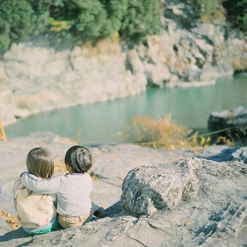 可爱萌小男生唯美背影图片