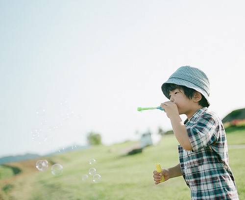 可爱萌小男生唯美背影图片