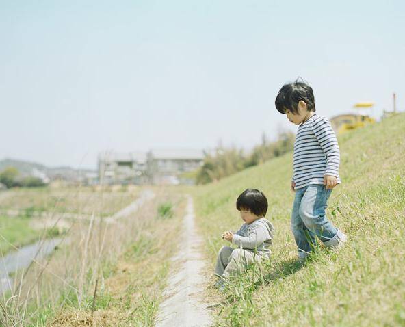 可爱萌小男生唯美背影图片