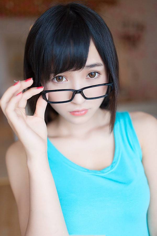 意境清纯慵懒大眼睛女生图片