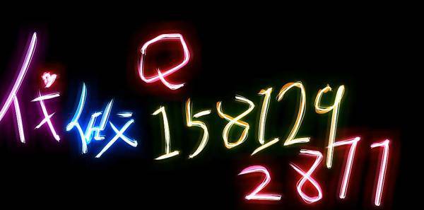 黑色背景红色唯美带字图片