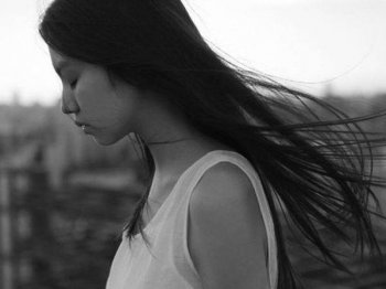 女生迷失的爱黑白图片 让自己迷失在你的心中