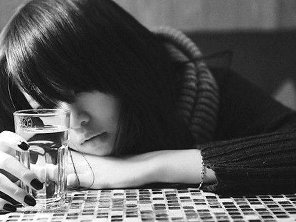 女生迷失的爱黑白图片 让自己迷失在你的心中