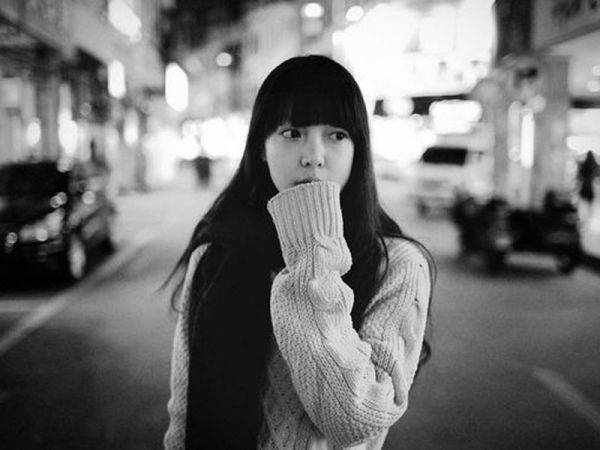 女生迷失的爱黑白图片 让自己迷失在你的心中