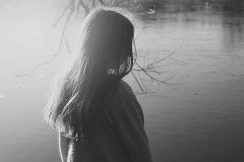 女生迷失的爱黑白图片 让自己迷失在你的心中