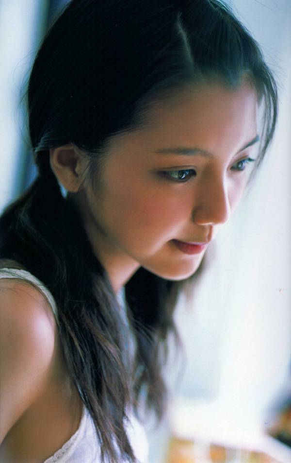 超酷女生犀利眼神图片背景