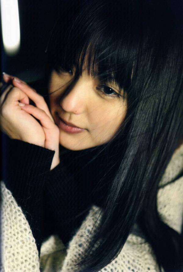 超酷女生犀利眼神图片背景