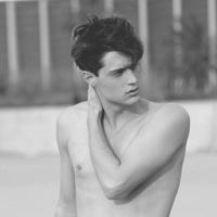 伤心成熟男黑白头像图片