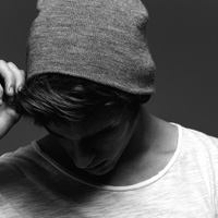 伤心成熟男黑白头像图片