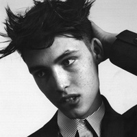 伤心成熟男黑白头像图片