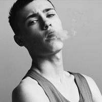 伤心成熟男黑白头像图片