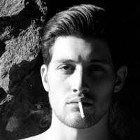 伤心成熟男黑白头像图片