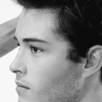 伤心成熟男黑白头像图片