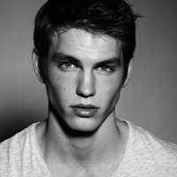 伤心成熟男黑白头像图片