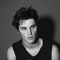 伤心成熟男黑白头像图片