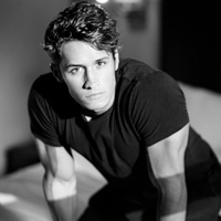 伤心成熟男黑白头像图片