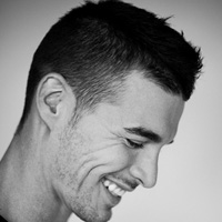 伤心成熟男黑白头像图片