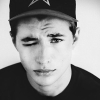 伤心成熟男黑白头像图片