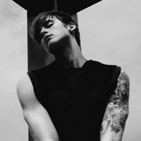 伤心成熟男黑白头像图片