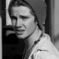 伤心成熟男黑白头像图片