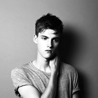 伤心成熟男黑白头像图片