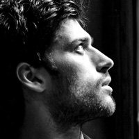 伤心成熟男黑白头像图片