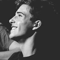 伤心成熟男黑白头像图片