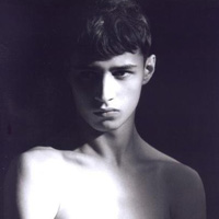 伤心成熟男黑白头像图片