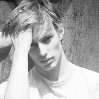 伤心成熟男黑白头像图片