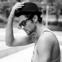 伤心成熟男黑白头像图片