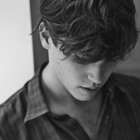 伤心成熟男黑白头像图片