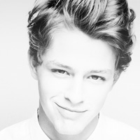 伤心成熟男黑白头像图片