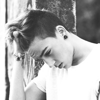 伤心成熟男黑白头像图片