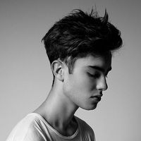 伤心成熟男黑白头像图片