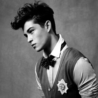 伤心成熟男黑白头像图片