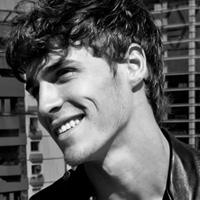 伤心成熟男黑白头像图片