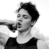 伤心成熟男黑白头像图片