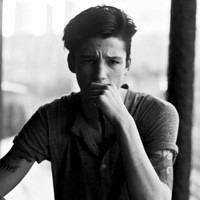 伤心成熟男黑白头像图片