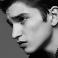 伤心成熟男黑白头像图片