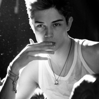 伤心成熟男黑白头像图片