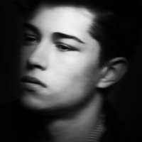 伤心成熟男黑白头像图片