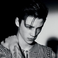 伤心成熟男黑白头像图片