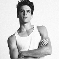 伤心成熟男黑白头像图片