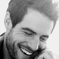 伤心成熟男黑白头像图片