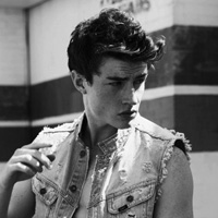 伤心成熟男黑白头像图片