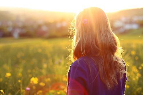 唯美夕阳背影90后女生图片